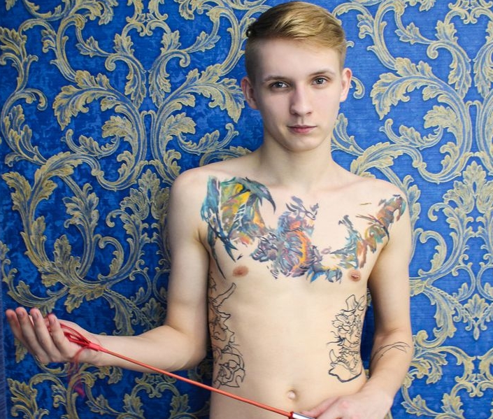 Sex chat with hot tattooed gay model